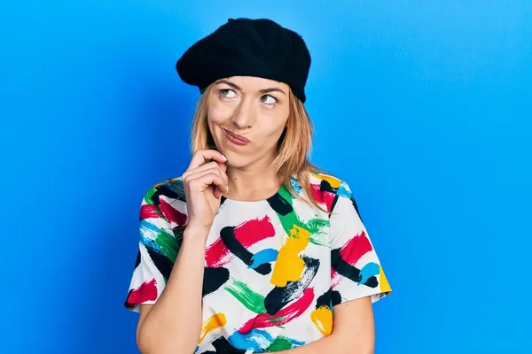 Jeune Femme Caucasienne Portant Regard Français Avec Pensée Béret Concentré — Photo