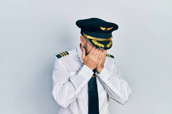 Ung Latinamerikan Klädd Flygplansuniform Med Sorgligt Ansiktsskydd Med Händer När — Stockfoto