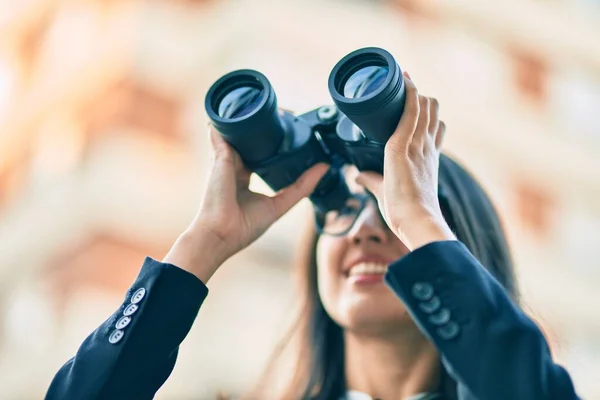 Junge Hispanische Geschäftsfrau Sucht Mit Fernglas Der Stadt Nach Einer — Stockfoto