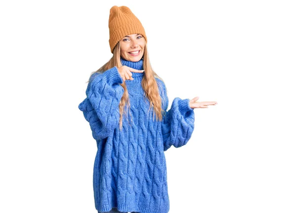 Schöne Kaukasische Frau Mit Blonden Haaren Trägt Wollpullover Und Wintermütze — Stockfoto