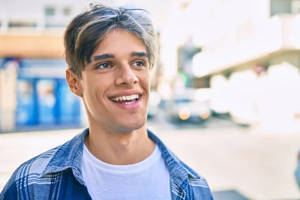 Jovem Hispânico Sorrindo Feliz Andando Cidade — Fotografia de Stock