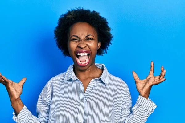 Mujer Afroamericana Joven Vestida Con Ropa Casual Loca Loca Gritando — Foto de Stock