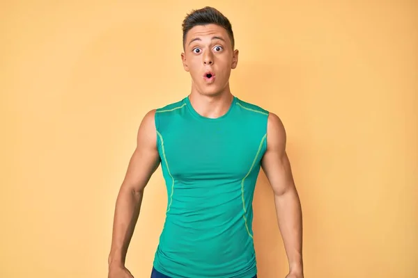 Jeune Garçon Hispanique Portant Style Sportif Avec Chemise Sans Manches — Photo