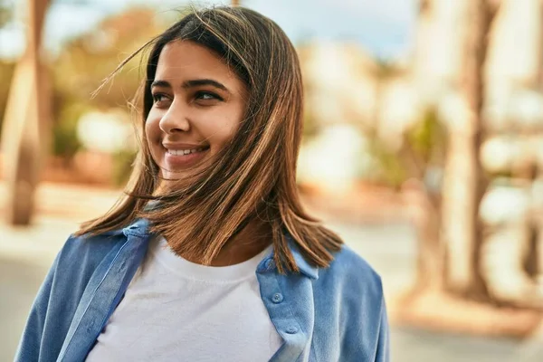 Jovem Menina Latina Sorrindo Feliz Cidade — Fotografia de Stock