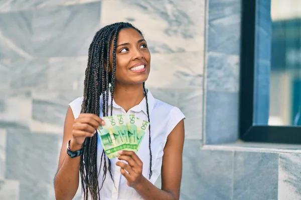 Mladý Africký Američan Žena Usměvavý Šťastný Počítání Norský Korun Bankovky — Stock fotografie