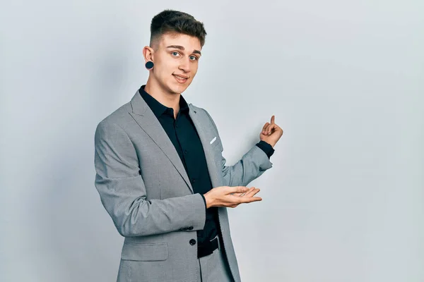 Junge Kaukasische Junge Mit Ohren Erweiterung Tragen Business Jacke Einladend — Stockfoto