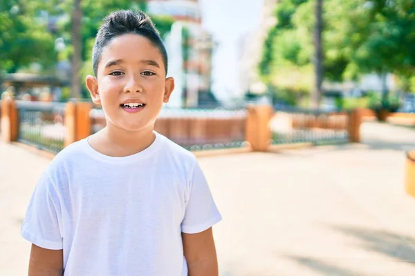Αξιολάτρευτο Αγόρι Χαμογελά Χαρούμενος Στέκεται Στο Δρόμο Της Πόλης — Φωτογραφία Αρχείου