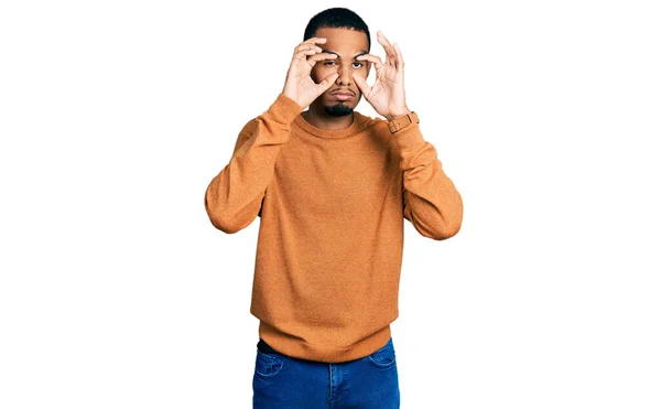 Jonge Afro Amerikaanse Man Draagt Casual Kleding Proberen Ogen Openen — Stockfoto