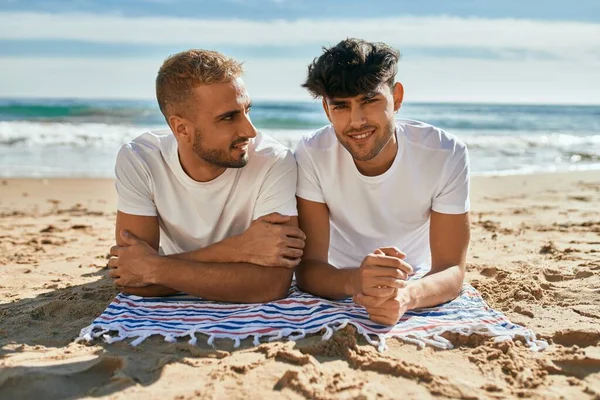 Joven Pareja Gay Sonriendo Feliz Acostado Arena Playa —  Fotos de Stock