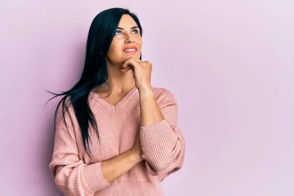 Mujer Caucásica Joven Con Ropa Casual Con Mano Barbilla Pensando — Foto de Stock