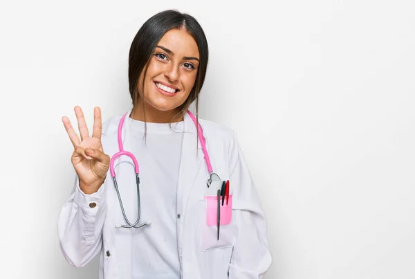 Doktor Üniforması Giyen Güzel Spanyol Kadın Steteskop Numarayı Gösterip Işaret — Stok fotoğraf