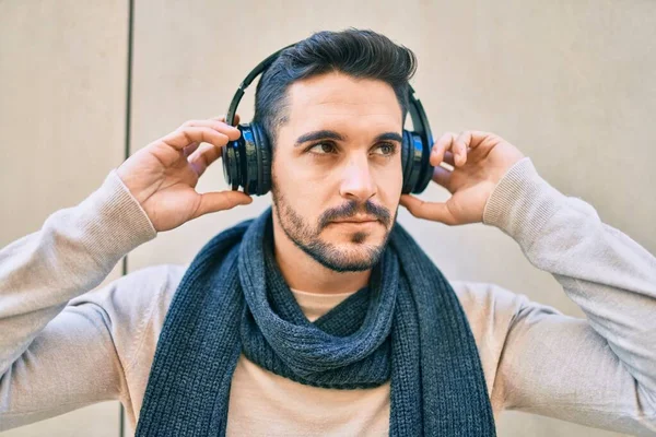 Joven Hispano Con Expresión Relajada Escuchando Música Usando Auriculares Ciudad — Foto de Stock