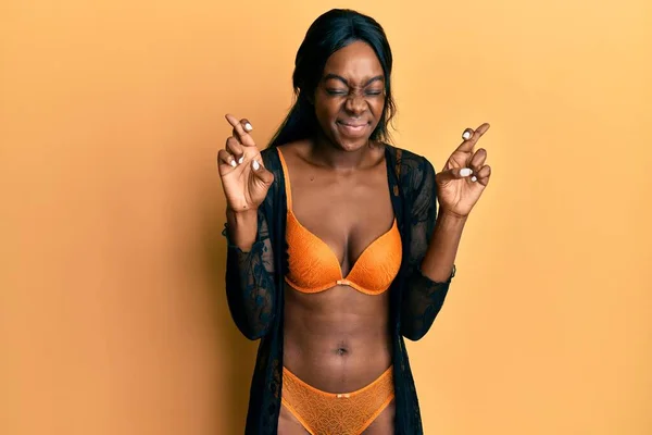 Ung Afrikansk Amerikansk Kvinna Klädd Underkläder Gestikulerande Finger Korsade Leende — Stockfoto