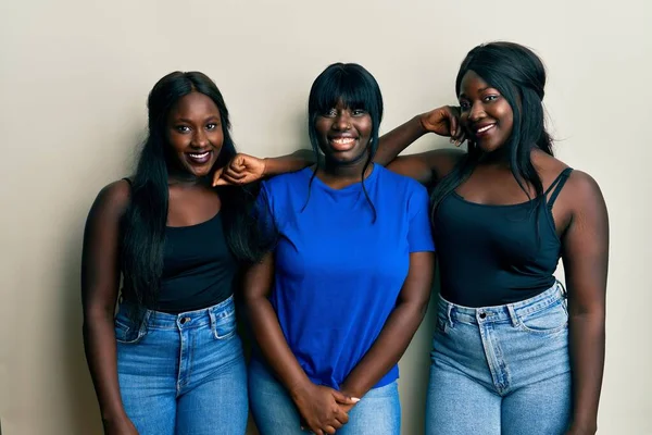 Drie Jonge Afro Amerikaanse Vrienden Die Casual Kleren Dragen Met — Stockfoto