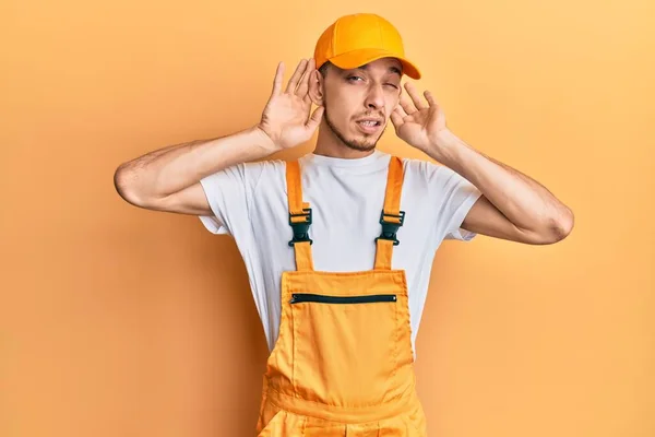 Jovem Hispânico Usando Uniforme Faz Tudo Tentando Ouvir Ambas Mãos — Fotografia de Stock