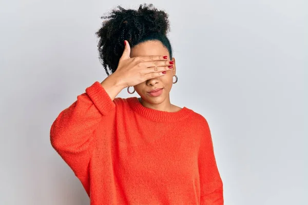 Молодая Африканская Американка Одетая Повседневную Одежду Закрывает Глаза Рукой Выглядит — стоковое фото