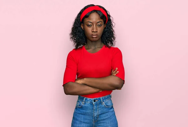 Vacker Afrikansk Ung Kvinna Bär Casual Kläder Skeptisk Och Nervös — Stockfoto