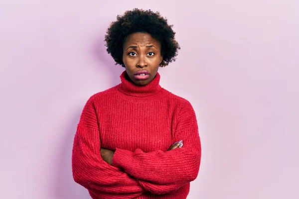 Ung Afrikansk Amerikansk Kvinna Med Korsade Gester Ledsna Och Förvirrade — Stockfoto