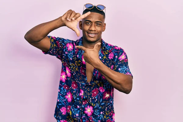Joven Hombre Negro Con Camisa Hawaiana Gafas Sol Sonriente Haciendo — Foto de Stock