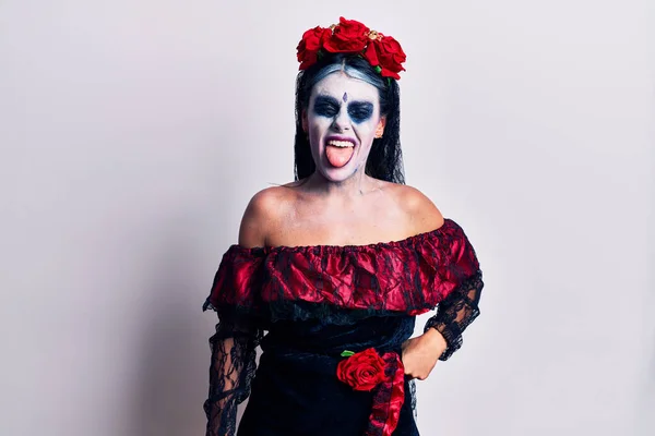Молодая Женщина Одетая Мексиканский День Мертвого Макияжа Торчащего Языком Довольная — стоковое фото