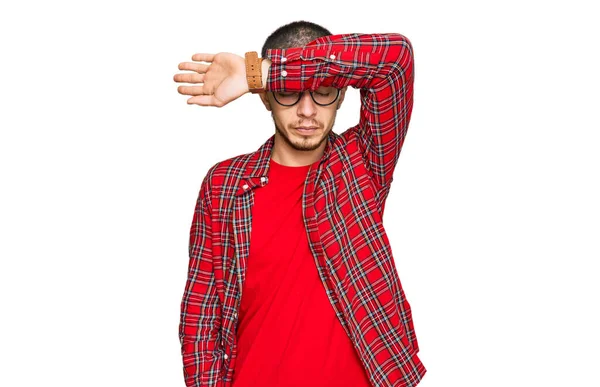 Hispánský Mladík Neformálním Oblečení Zakrývajícím Oči Paží Vypadal Vážně Smutně — Stock fotografie