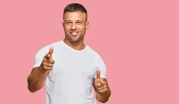 Hombre Musculoso Guapo Con Camiseta Blanca Casual Señalando Los Dedos —  Fotos de Stock