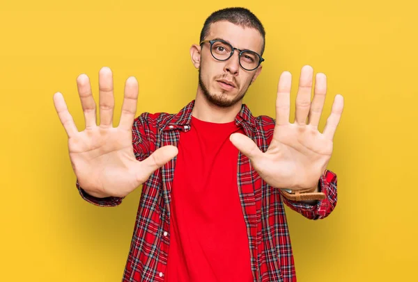 Jovem Hispânico Vestindo Roupas Casuais Fazendo Parar Gesto Com Mãos — Fotografia de Stock
