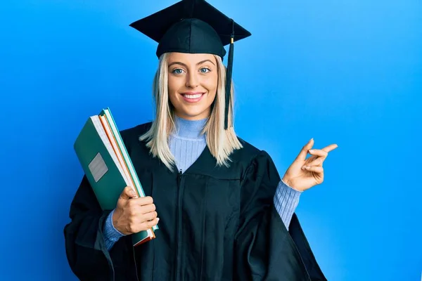 Bella Donna Bionda Che Indossa Berretto Laurea Accappatoio Cerimonia Che — Foto Stock