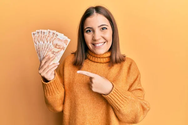 Elinde Lira Banknot Tutan Genç Bir Kadın Gülümsüyor Mutlu Bir — Stok fotoğraf