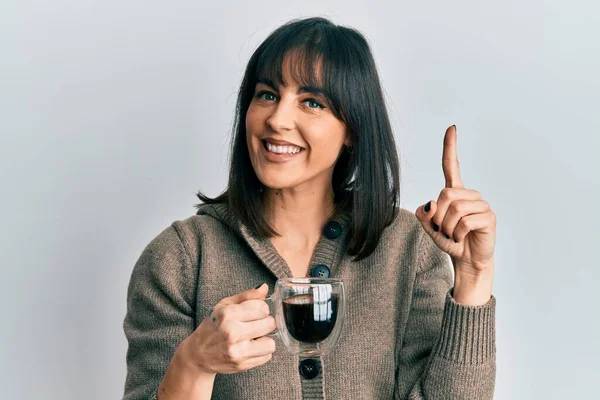 Ung Latinamerikansk Kvinna Dricker Kopp Kaffe Leende Med Idé Eller — Stockfoto