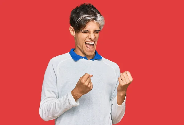 Ung Latinamerikan Man Bär Casual Kläder Glada För Framgång Med — Stockfoto
