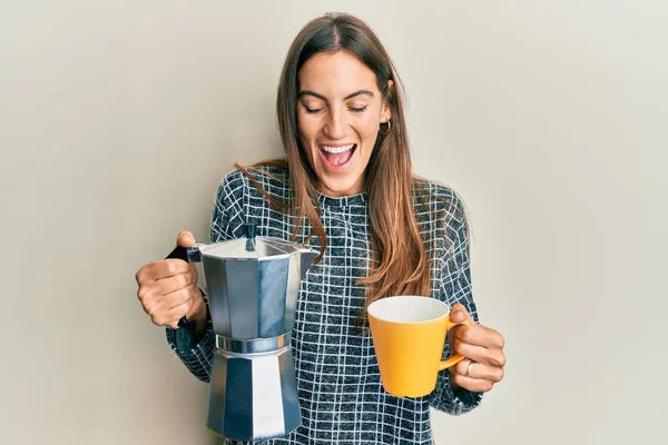 Ung Vacker Kvinna Dricker Italiensk Kaffe Leende Och Skrattar Högt — Stockfoto