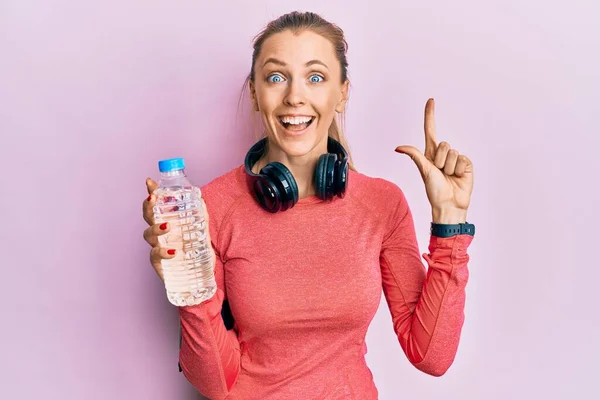 Beautiful Caucasian Sports Woman Wearing Sportswear Drinking Bottle Water Smiling — Stock Photo, Image