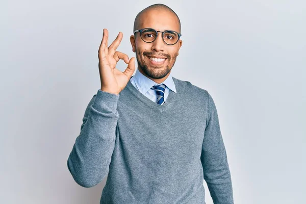 Hispanische Erwachsene Mann Mit Brille Und Business Stil Lächelt Positiv — Stockfoto
