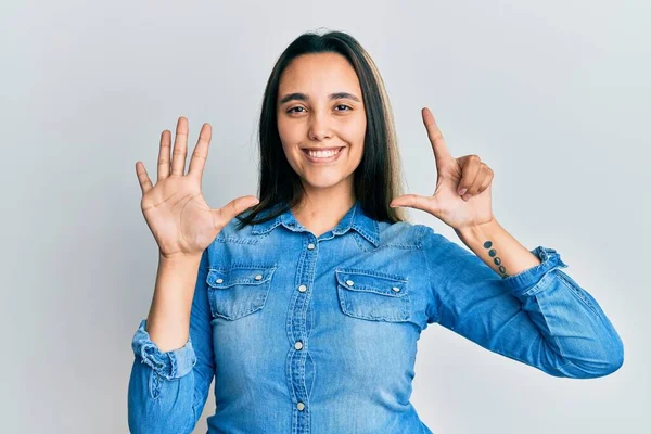 Ung Latinamerikansk Kvinna Bär Casual Denim Jacka Visar Och Pekar — Stockfoto