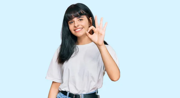 Chica Hispana Joven Con Ropa Casual Sonriendo Positiva Haciendo Signo —  Fotos de Stock