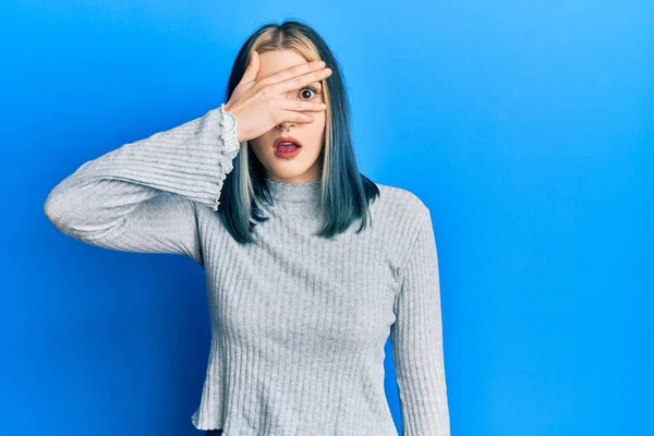 Junges Modernes Mädchen Lässigem Pullover Das Schockiert Gesicht Und Augen — Stockfoto