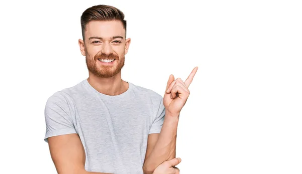 Joven Pelirrojo Vistiendo Una Camiseta Gris Casual Con Una Gran —  Fotos de Stock