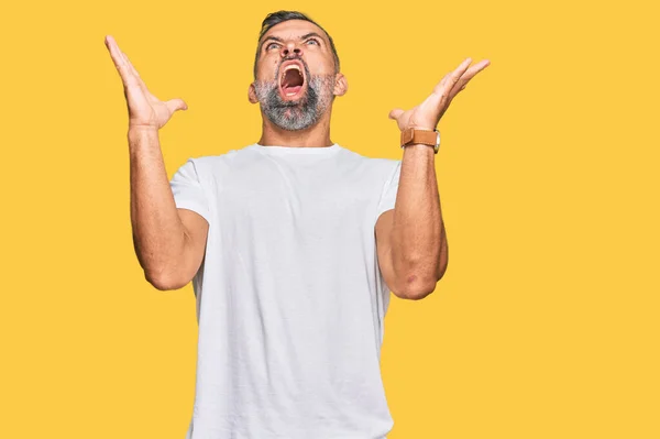 Middelbare Leeftijd Knappe Man Draagt Casual Witte Tshirt Gek Gek — Stockfoto