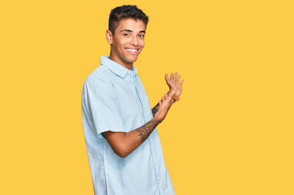 Joven Hombre Afroamericano Guapo Usando Ropa Casual Invitando Entrar Sonriendo —  Fotos de Stock