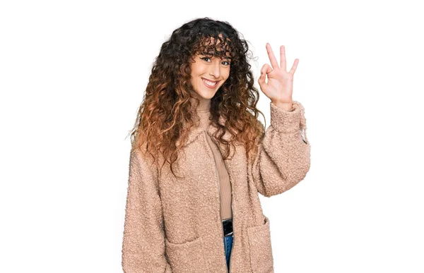 Joven Chica Hispana Vistiendo Ropa Invierno Sonriendo Positiva Haciendo Signo —  Fotos de Stock