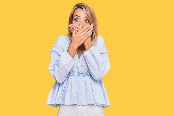 Vacker Blond Affärskvinna Klädd Avslappnade Kläder Chockad Täcka Munnen Med — Stockfoto