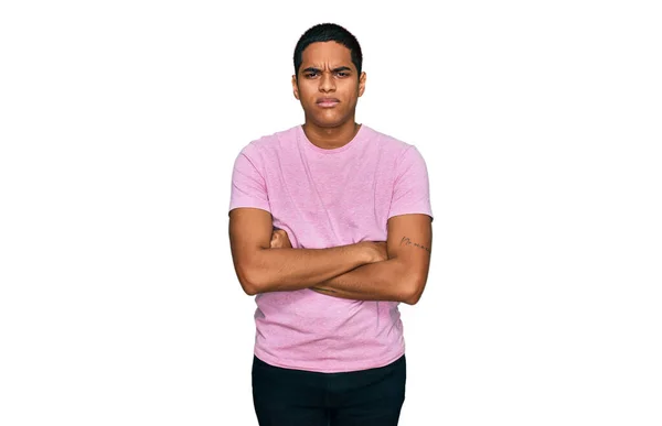 Jonge Knappe Spaanse Man Draagt Casual Roze Shirt Sceptisch Nerveus — Stockfoto