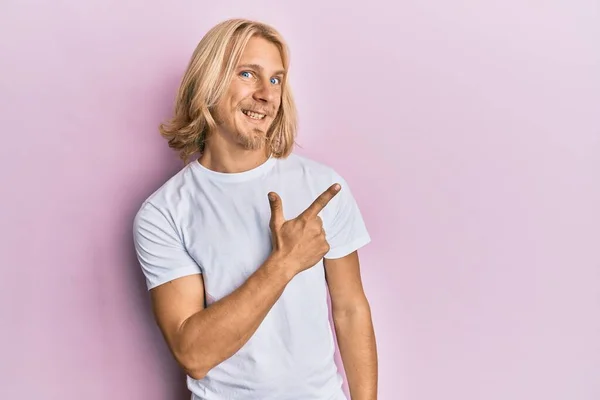 Jovem Caucasiano Com Cabelos Longos Vestindo Camisa Branca Casual Alegre — Fotografia de Stock