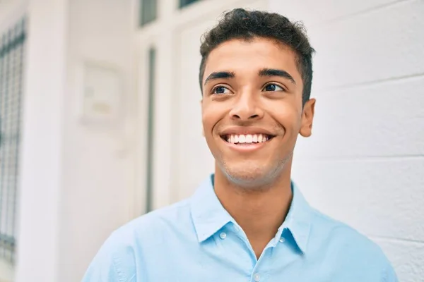 Genç Latin Adam Gülümseyerek Şehirde Mutlu Mesut Yürüyor — Stok fotoğraf