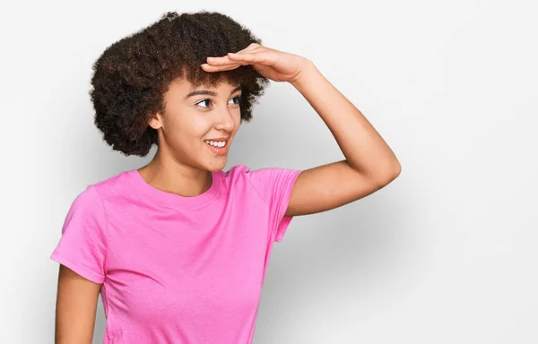 Menina Hispânica Jovem Vestindo Roupas Casuais Muito Feliz Sorrindo Olhando — Fotografia de Stock