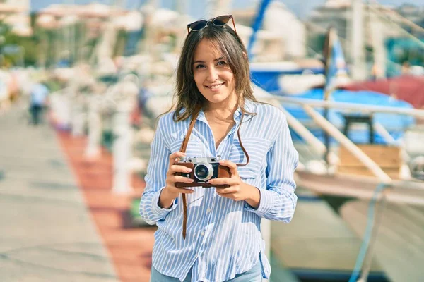 Jonge Spaanse Toeristische Vrouw Glimlachen Gelukkig Met Behulp Van Vintage — Stockfoto