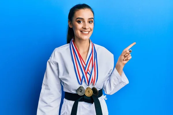 Linda Morena Jovem Vestindo Uniforme Lutador Karatê Medalhas Sorrindo Feliz — Fotografia de Stock