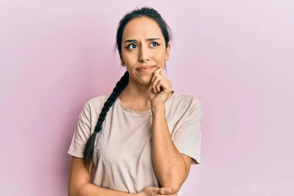 Jong Hispanic Meisje Dragen Casual Wit Shirt Denken Geconcentreerd Twijfel — Stockfoto