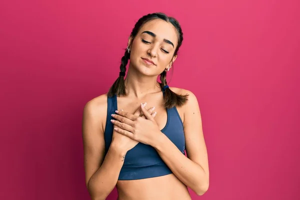 Chica Morena Joven Con Ropa Deportiva Trenzas Sonriendo Con Las — Foto de Stock